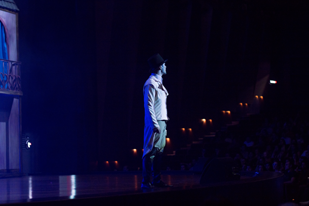 Henrique Dronneau (Jean Valjean) em um de seus solos (Foto: Alessandro Viana)