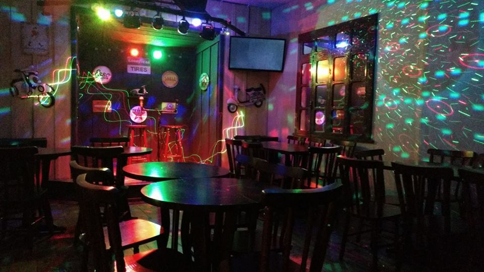 Bar com karaokê em Curitiba: vale a pena?