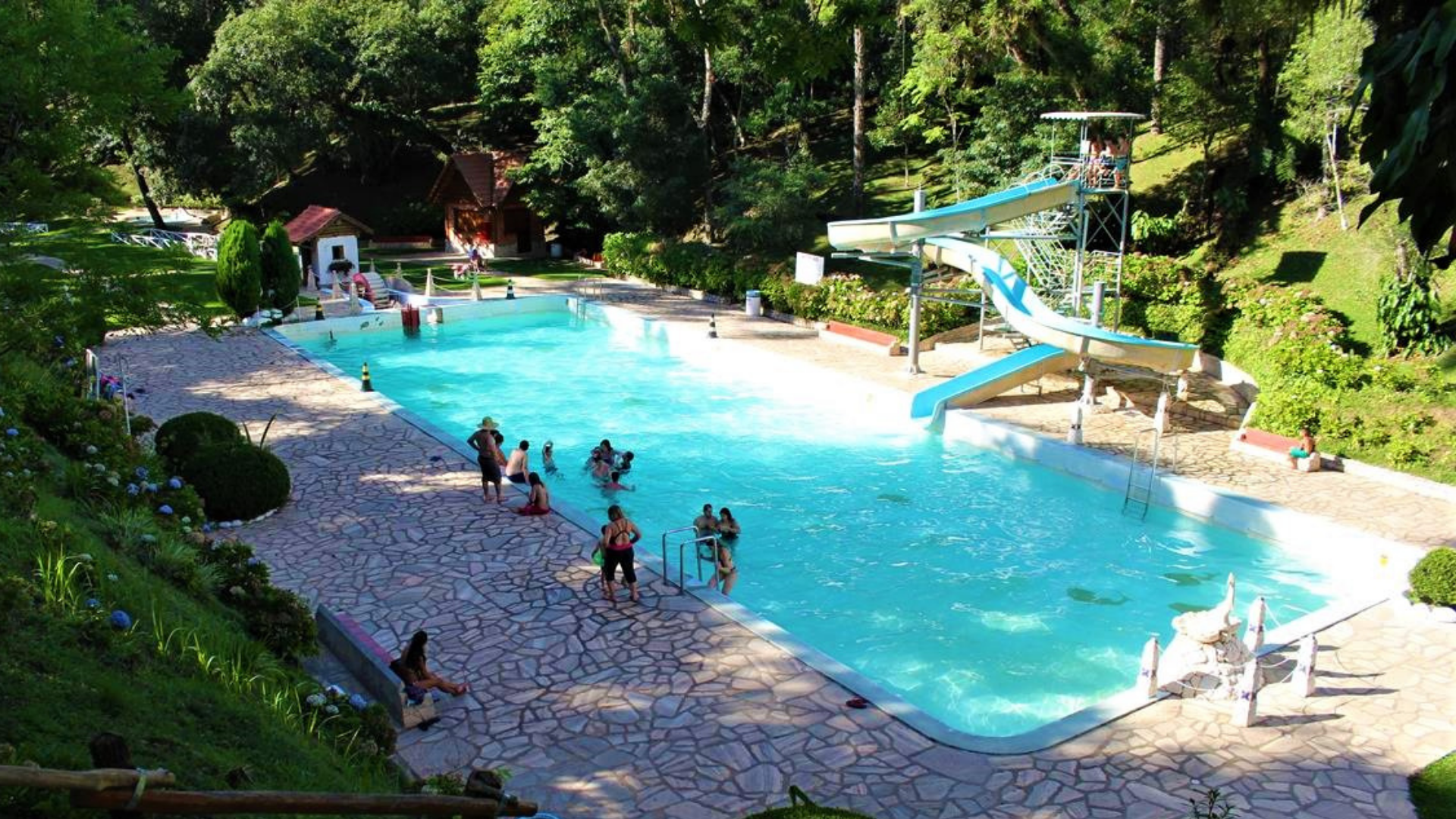 Day use em Curitiba: onde e quanto custa passar o dia na piscina