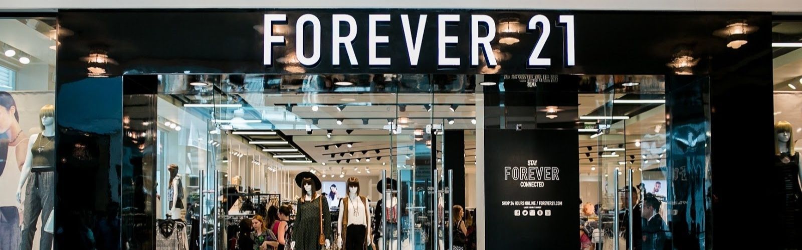 Forever 21 põe roupas em promoção e deve fechar lojas em todo