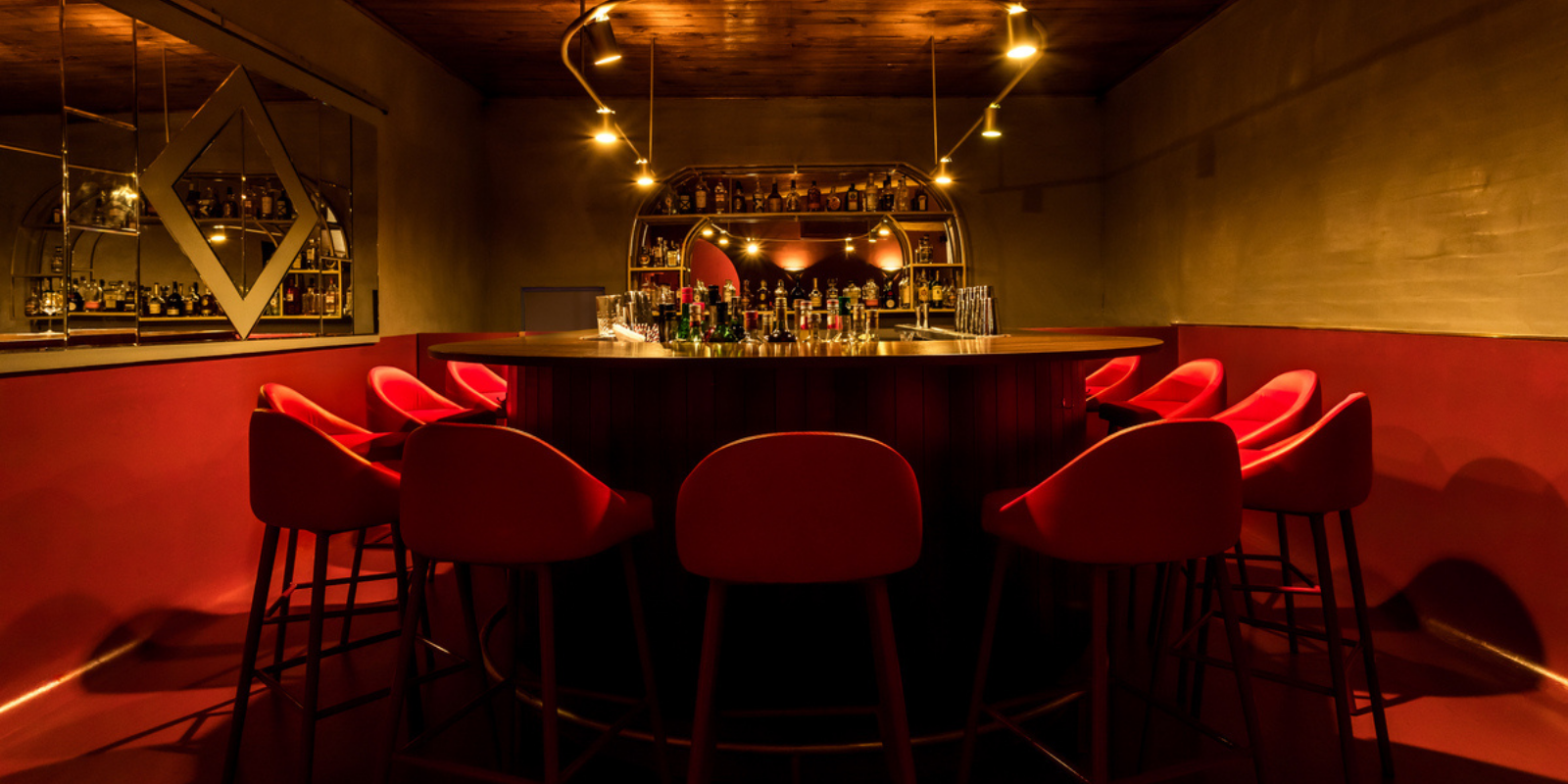 Entramos no Red Room, o bar mais secreto de Curitiba