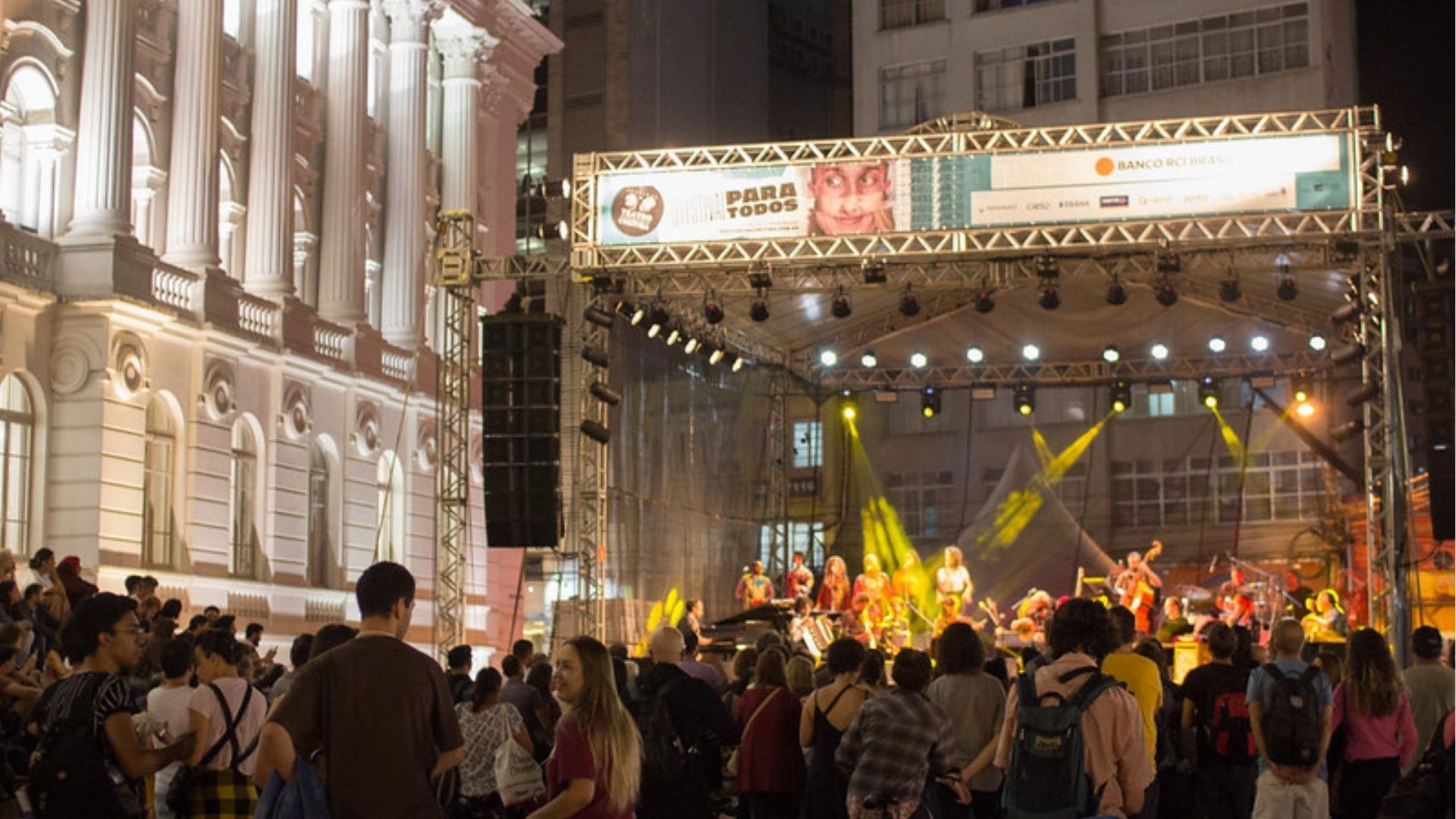 Festival de Curitiba transforma espaços públicos e espalha arte