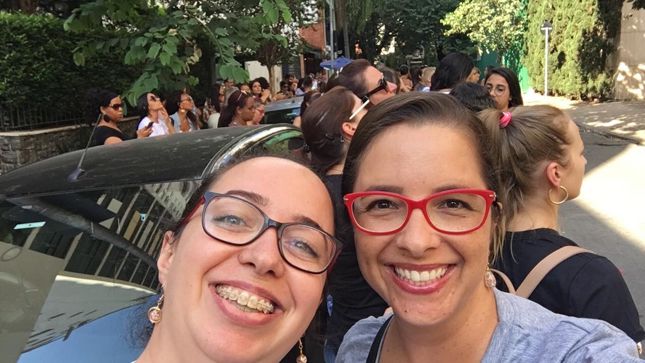 Karin Clemente e a irmã tentando ver o AJ em São Paulo, 2020 / foto: Arquivo pessoal
