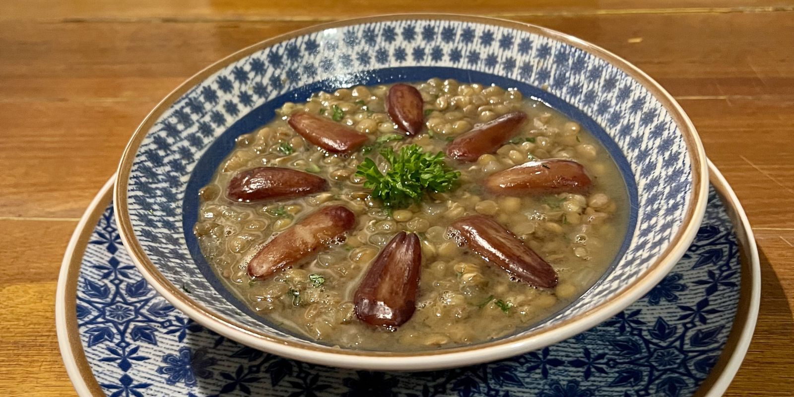 Sopa do restaurante Oriente Árabe de lentilha com pinhão. Foto: Rafaela Lorenzen.