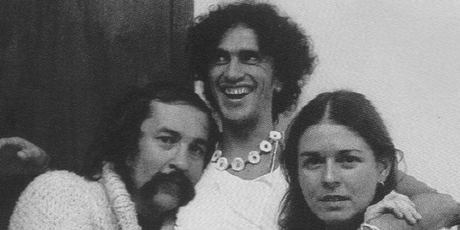 Paulo Leminski, Caetano Veloso e Dedé Gadelha Veloso. Foto: Arquivo Reprodução Instagram.