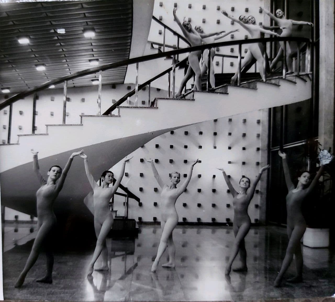 Escola de Dança do Teatro Guaíra em 1974. Foto: Arquivo CCTG.