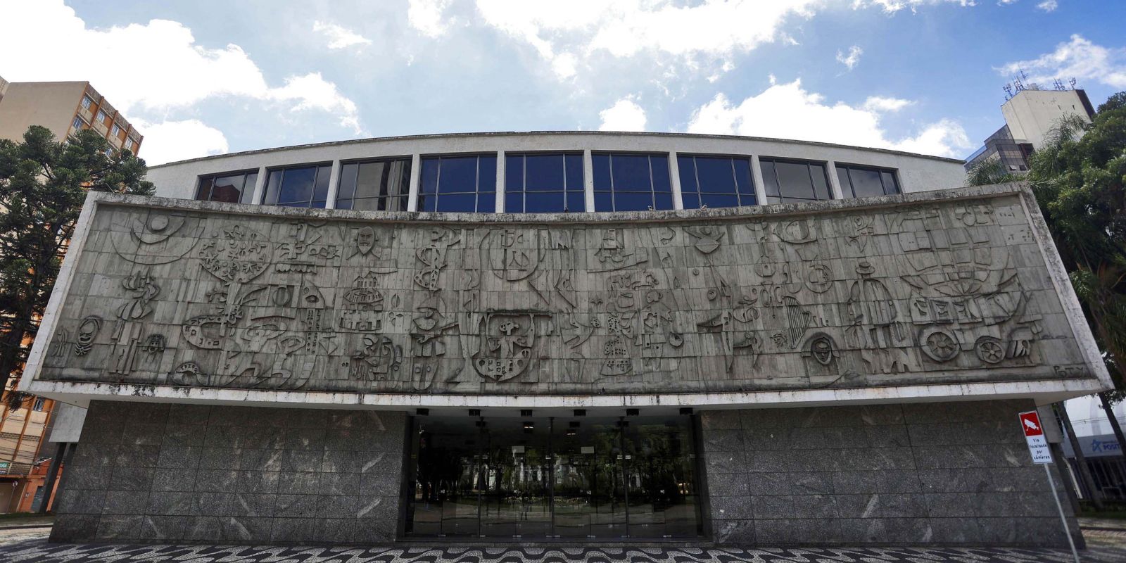 Fachada do Teatro Guaíra com mural de Poty Lazzarotto. Foto: Albari Rosa/Arquivo AEN.