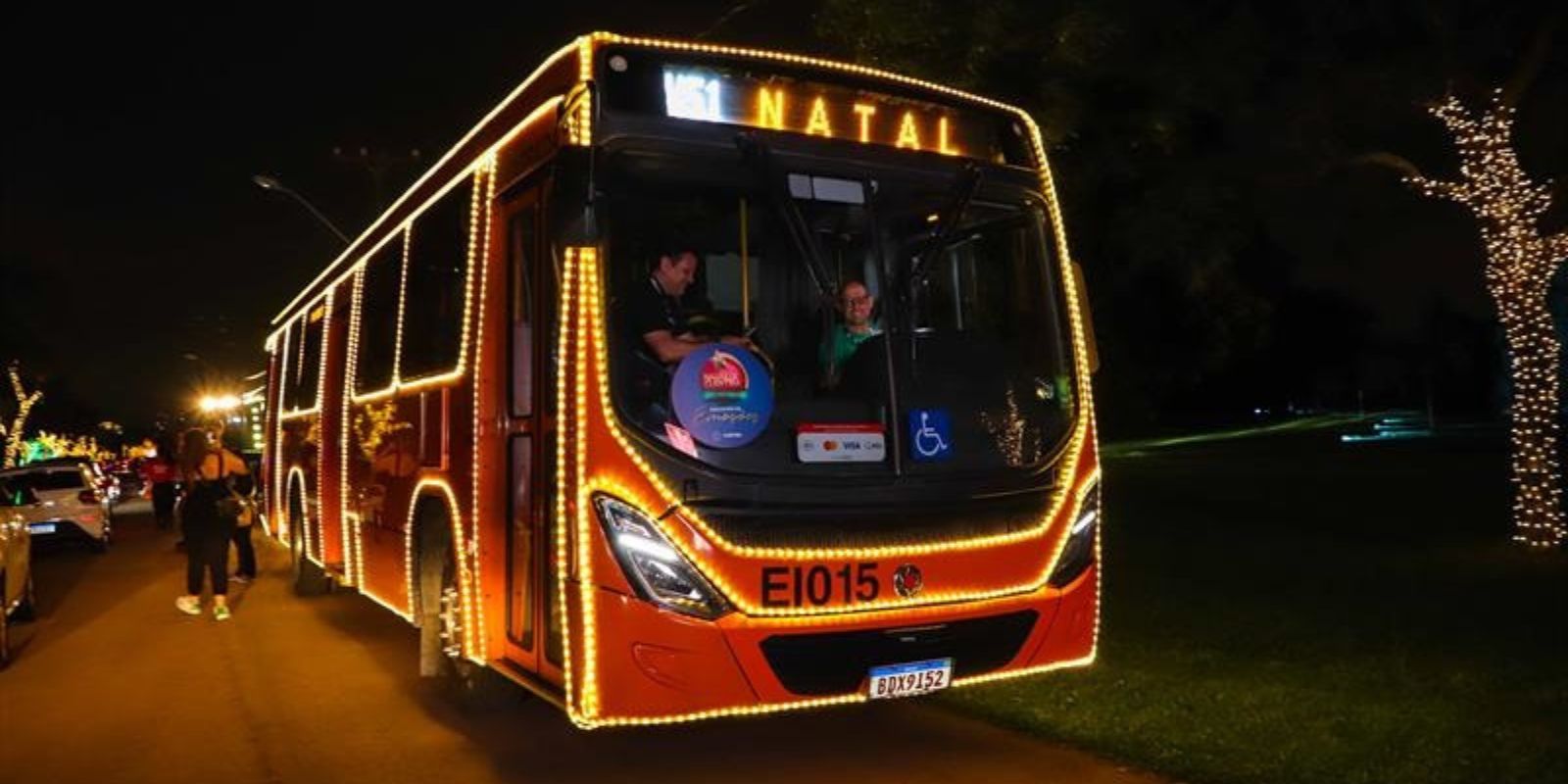 Ônibus natalino passa pelos Paques Barigui e Náutico. Foto: Hully Paiva/SMCS.