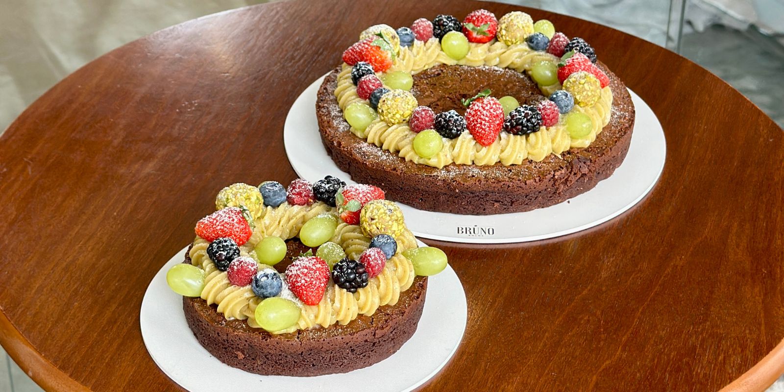 Bruno Bolos - Pistache com frutas vermelhas de Natal. Foto: Divulgação.