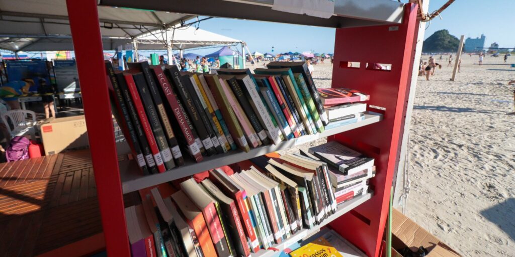 Biblioteca na praia do Verão Maior Paraná. Foto: Geraldo Bubniak/AEN.