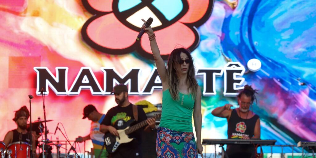 Banda Namastê no palco Sunset do Verão Maior Paraná. Foto: Geraldo Bubniak/AEN.