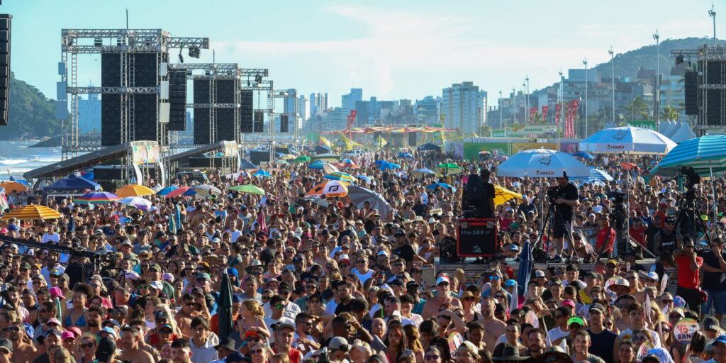 Equipe de transmissão dos shows do Verão Maior Paraná entre o público. Foto: Geraldo Bubniak/AEN.