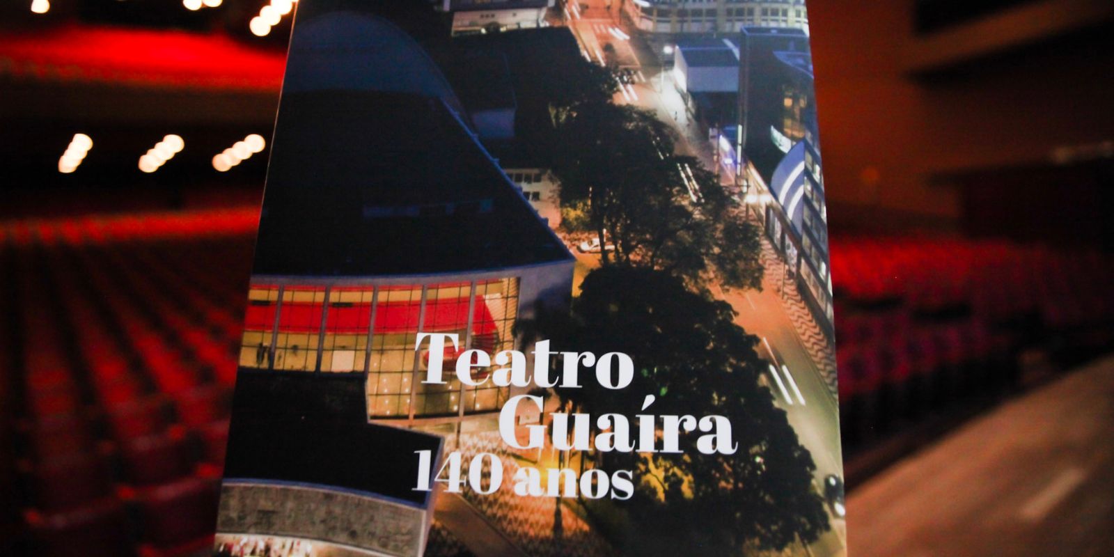 Livro Teatro Guaíra 140 Anos. Foto: Stephanie D'Ornelas.