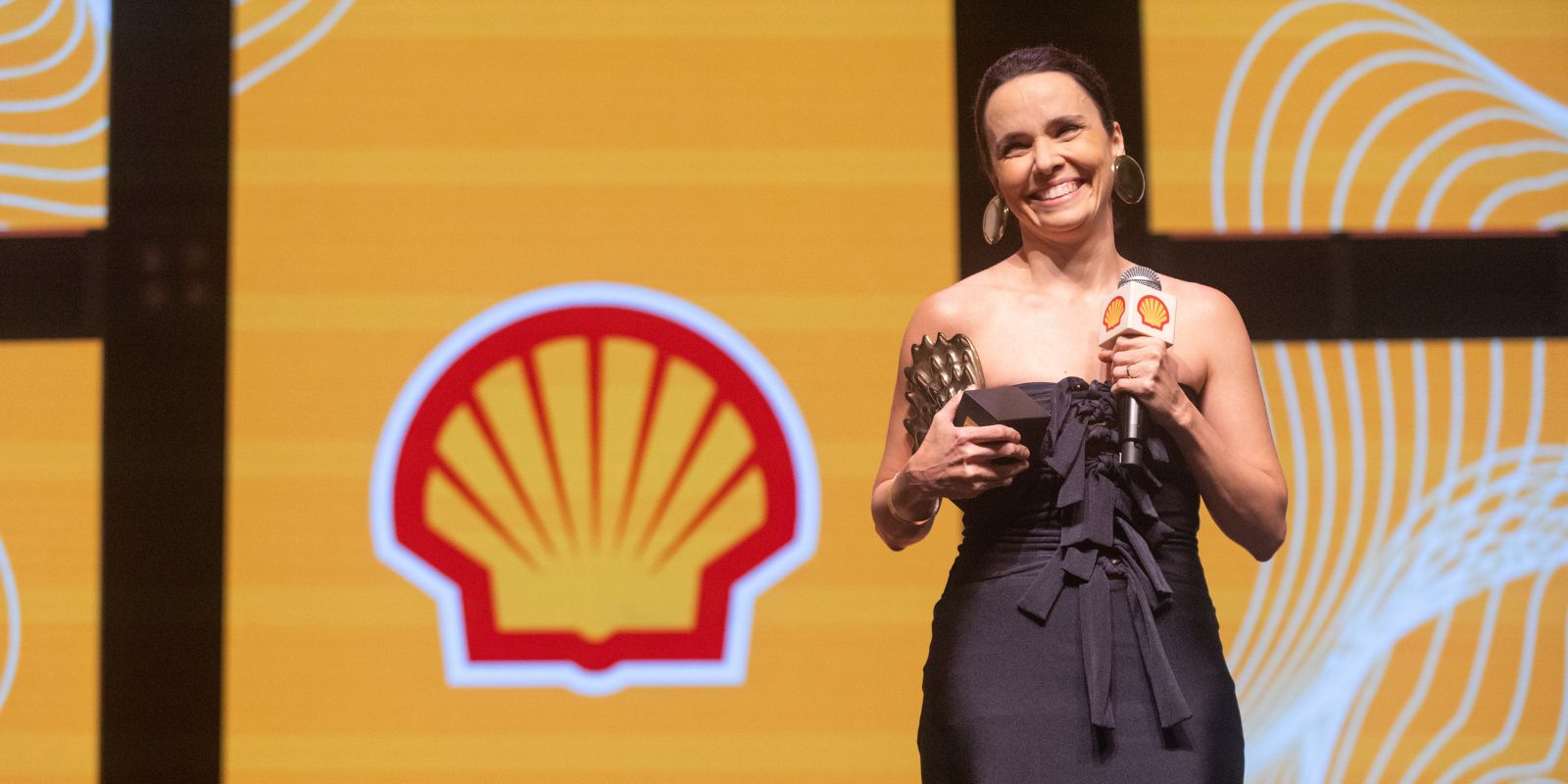 Débora Falabella com Prêmio Shell de Teatro. Foto: Alessandro Costa.