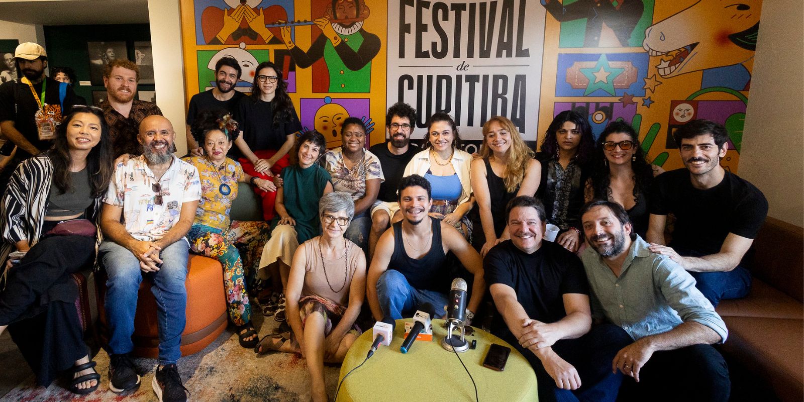 Elenco de Daqui Ninguém Sai na coletiva de imprensa do Festival de Curitiba. Foto: Annelize Tozetto.