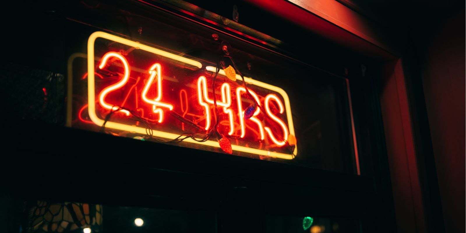 Restaurantes 24 horas em Curitiba. Foto: Canva.