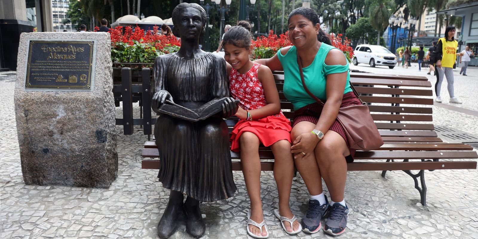 Estátua de Enedina Alves Marques destaque do passeio no Dia Mundial da África em Curitiba. Foto: Cido Marques.