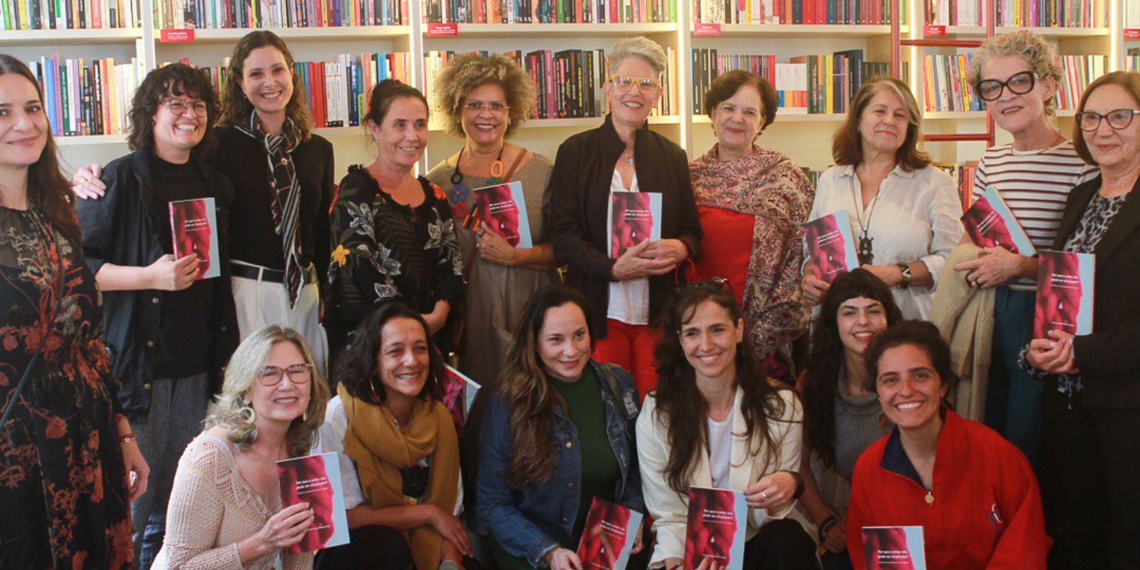 Lançamento de livro coletivo de mulheres em Curitiba. Foto: Daniela Carvalho.