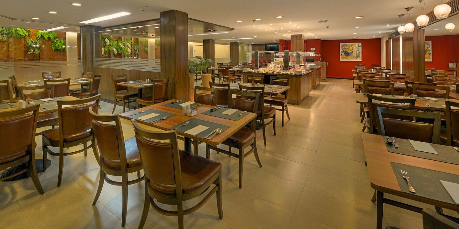 Restaurante do Hotel Deville Curitiba. Foto: divulgação.