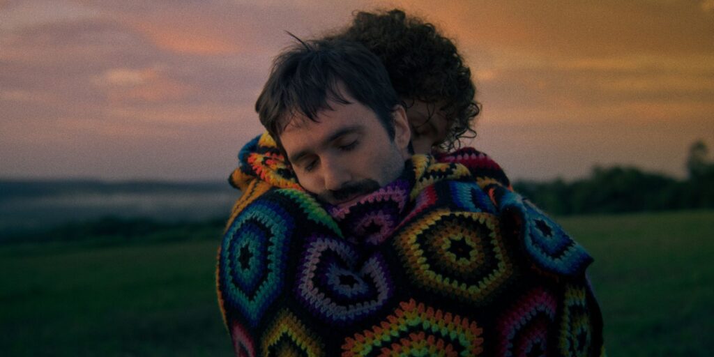 'Apenas Coisas Boas', de Daniel Nolasko, filme LGBTQIA+ integra a Mostra Competitiva Brasileira do Olhar de Cinema. Foto: Reprodução.