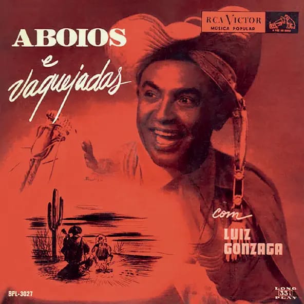 Capa de "Aboios e Vaquejadas" de Luiz Gonzaga, trazendo referências da cultura sertaneja e do forró. Imagem: Reprodução.