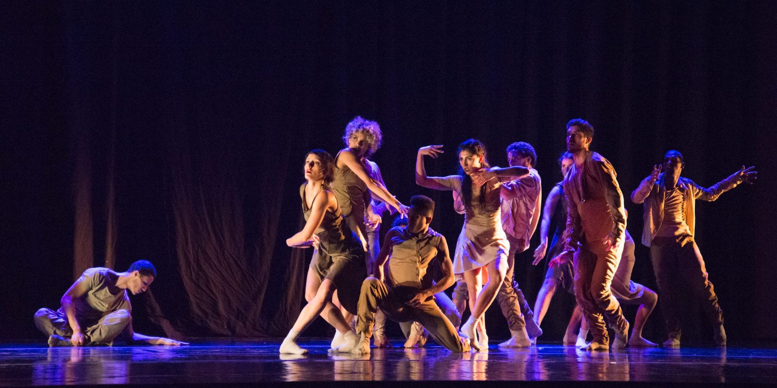 Espetáculo da Curitiba Cia de Dança. Foto: Willian Abin.
