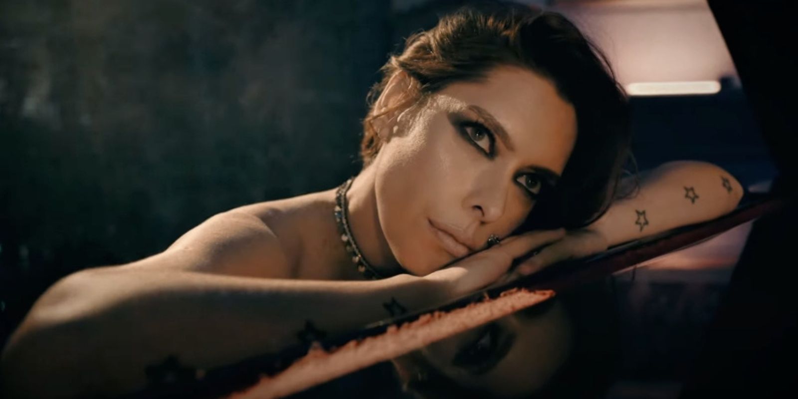 Mia Witchoff no clipe de Por Horas e Horas. Foto: divulgação.