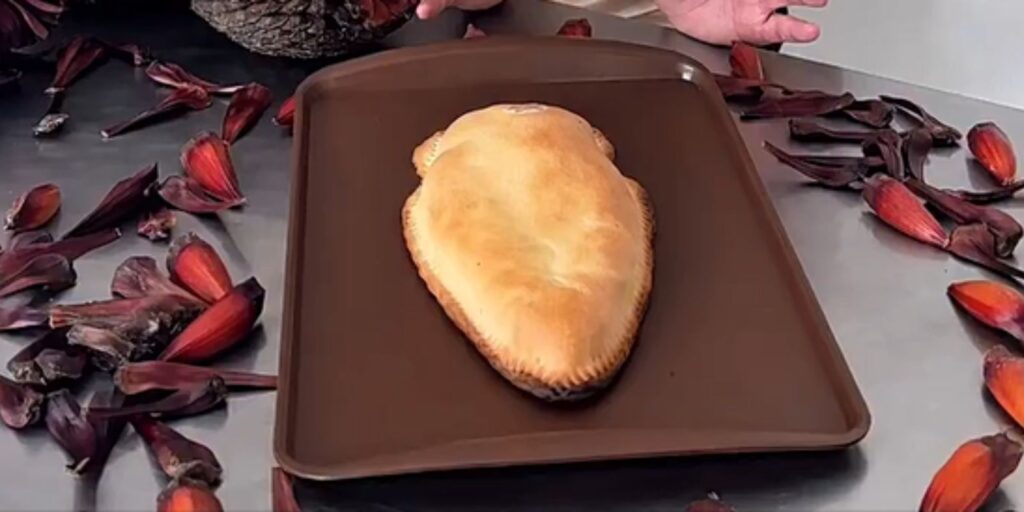 Pastel de Pinhão da Catharina Pastéis Assados. Foto: Reprodução Redes Sociais.