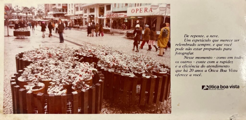 Postal da Rua XV de Novembro mostrando Neve em Curitiba em 1975. Foto: Acervo da Biblioteca Pública do Paraná.