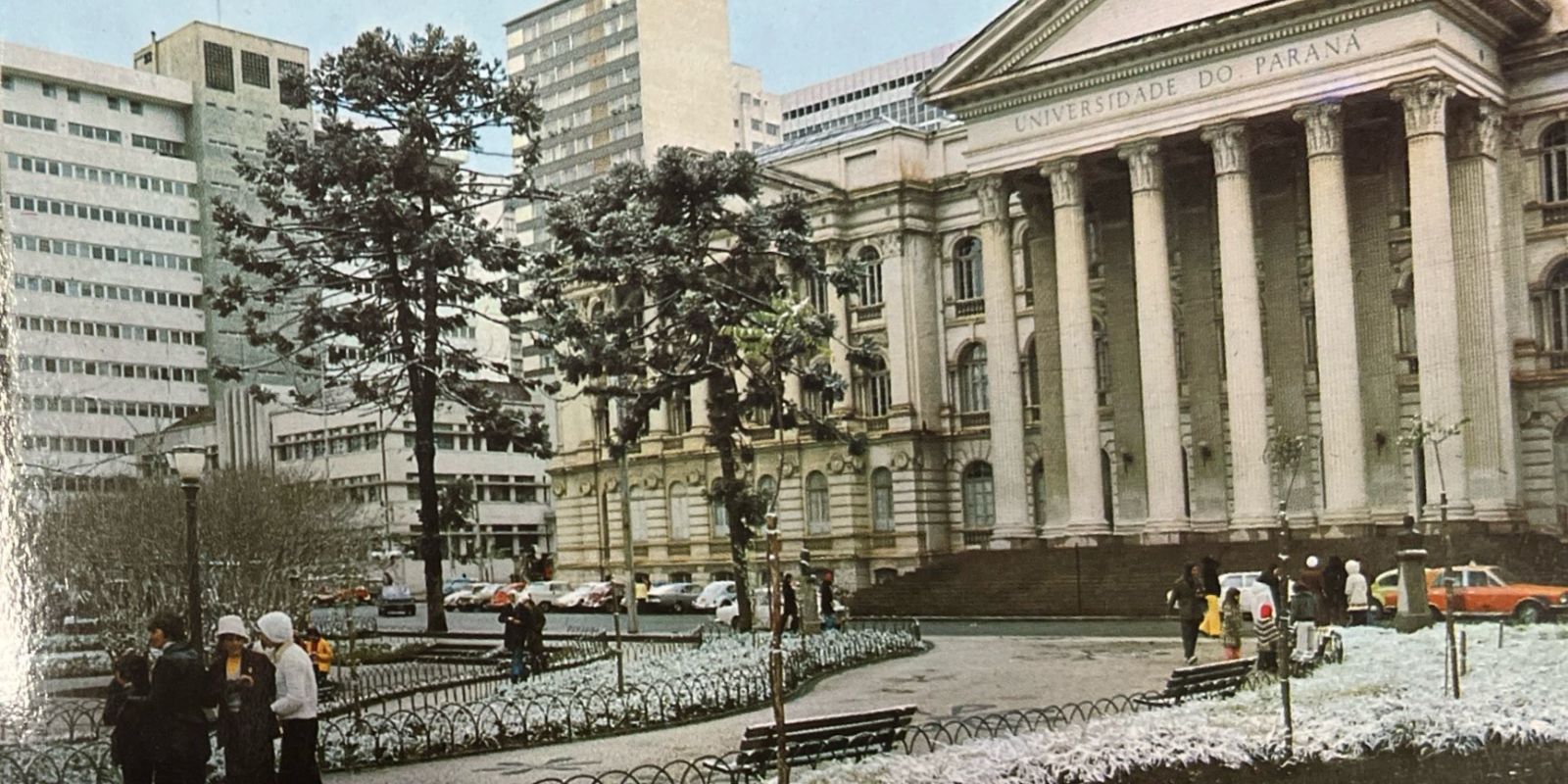 UFPR - Neve em Curitiba - 1975. Foto: José Kalkbrenner/Acervo da Biblioteca Pública do Paraná.