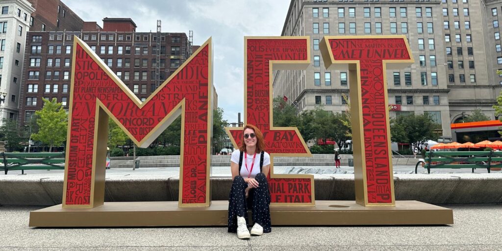 Daniela Medeiros com detalhes da produção, curitibana faz parte da equipe de arte do filme Superman. Foto: arquivo pessoal.