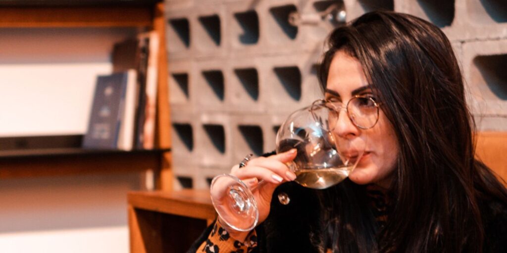 UpStairs Wine Bar. Foto: Reprodução Facebook.