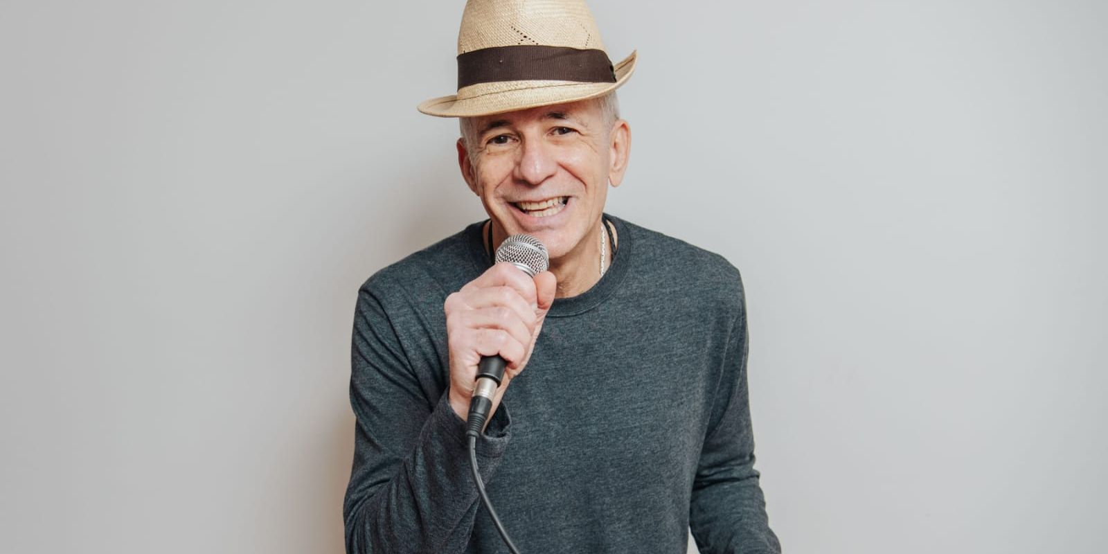 Bernini faz show no Teatro Paiol. Foto: Celso Margraf/divulgação.