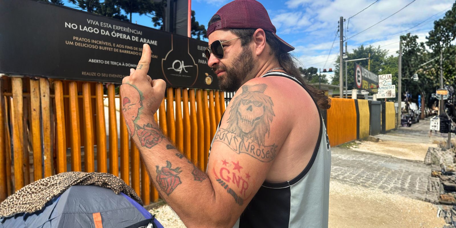 Diogo Rosa, fã do Guns N' Roses, já está acampado para o show em Curitiba. Foto: Yasmin Luz/Curitiba Cult.