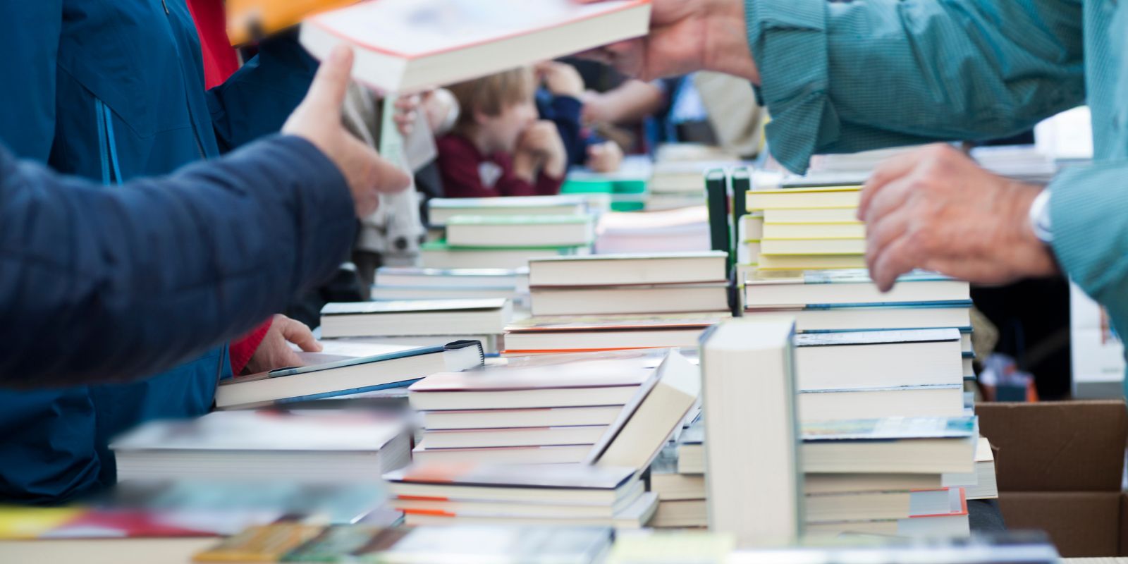 Festival literário "Lombada" na PUCPR. Foto: reprodução Canva.