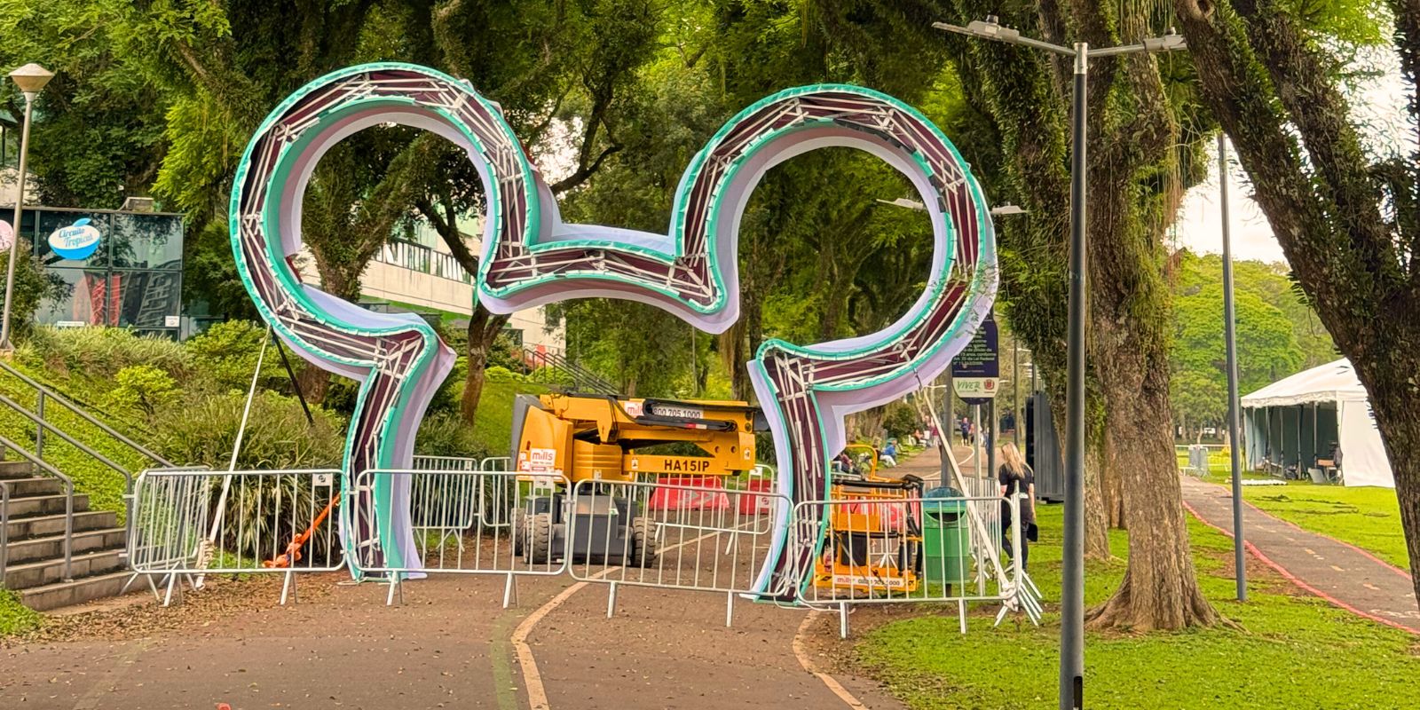 Montagem da Disney no Parque Barigui. Foto: Fernanda Sargaço/Curitiba Cult.