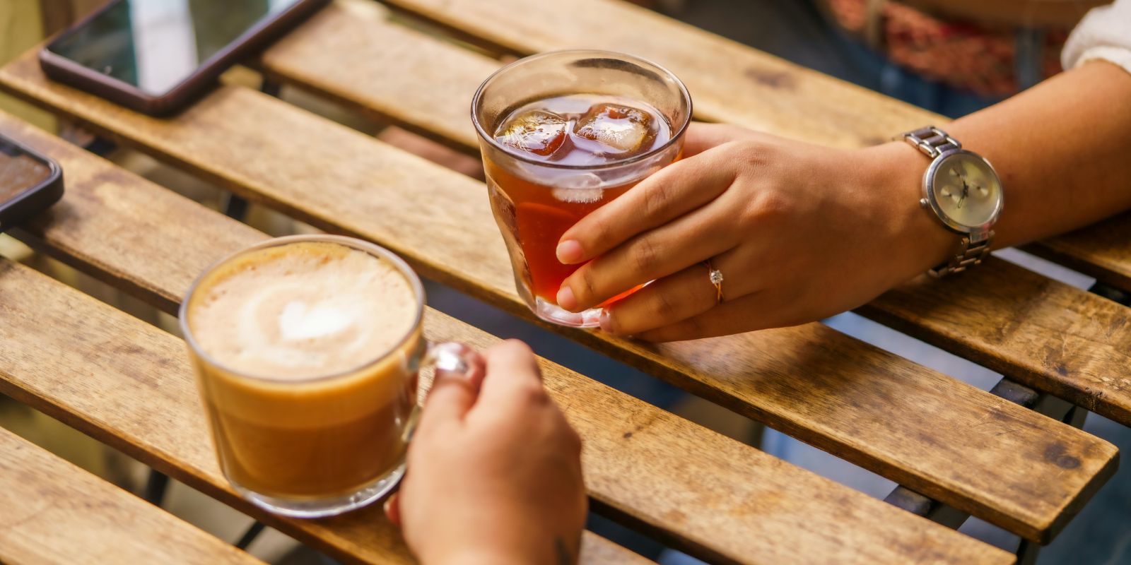 Cafés ao ar livre em Curitiba. Foto: reprodução Canva.