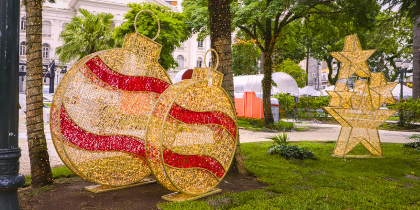 Decoração de Natal na Praça Santos Andrade em 2025. Foto: Hully Paiva/SECOM.