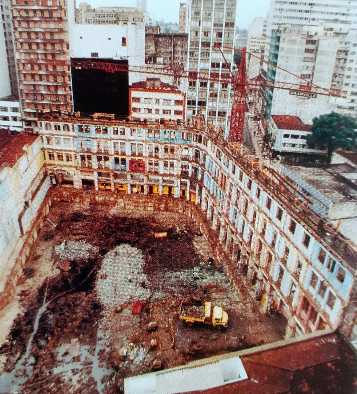 Interior do Palácio Avenida durante as obras do Banco Bamerindus. Foto: reprodução Facebook Curitiba de Outros Tempos
