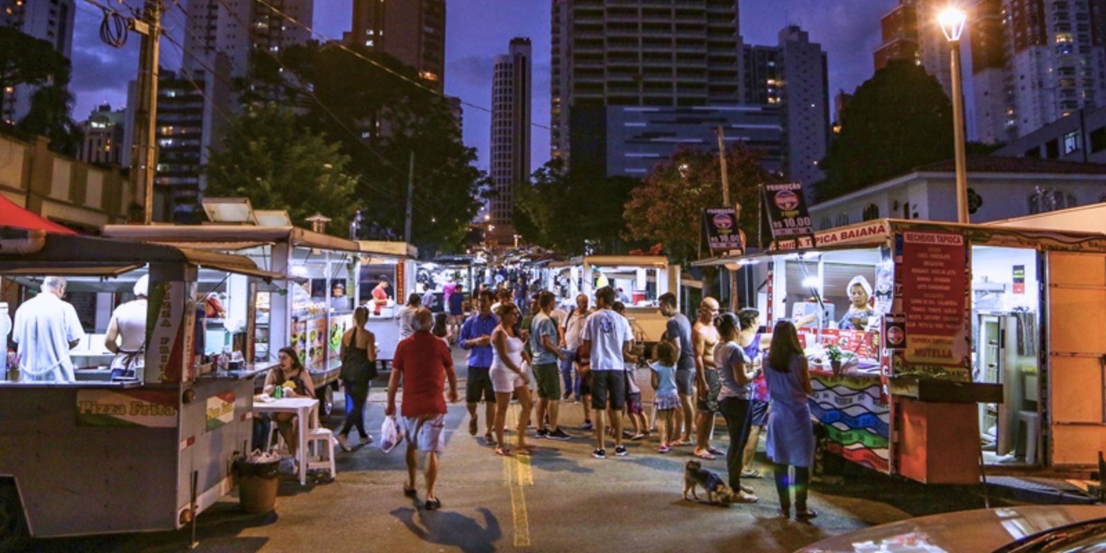 Feirinha noturna no Água Verde. Foto: Daniel Castellano/reprodução Prefeitura de Curitiba.