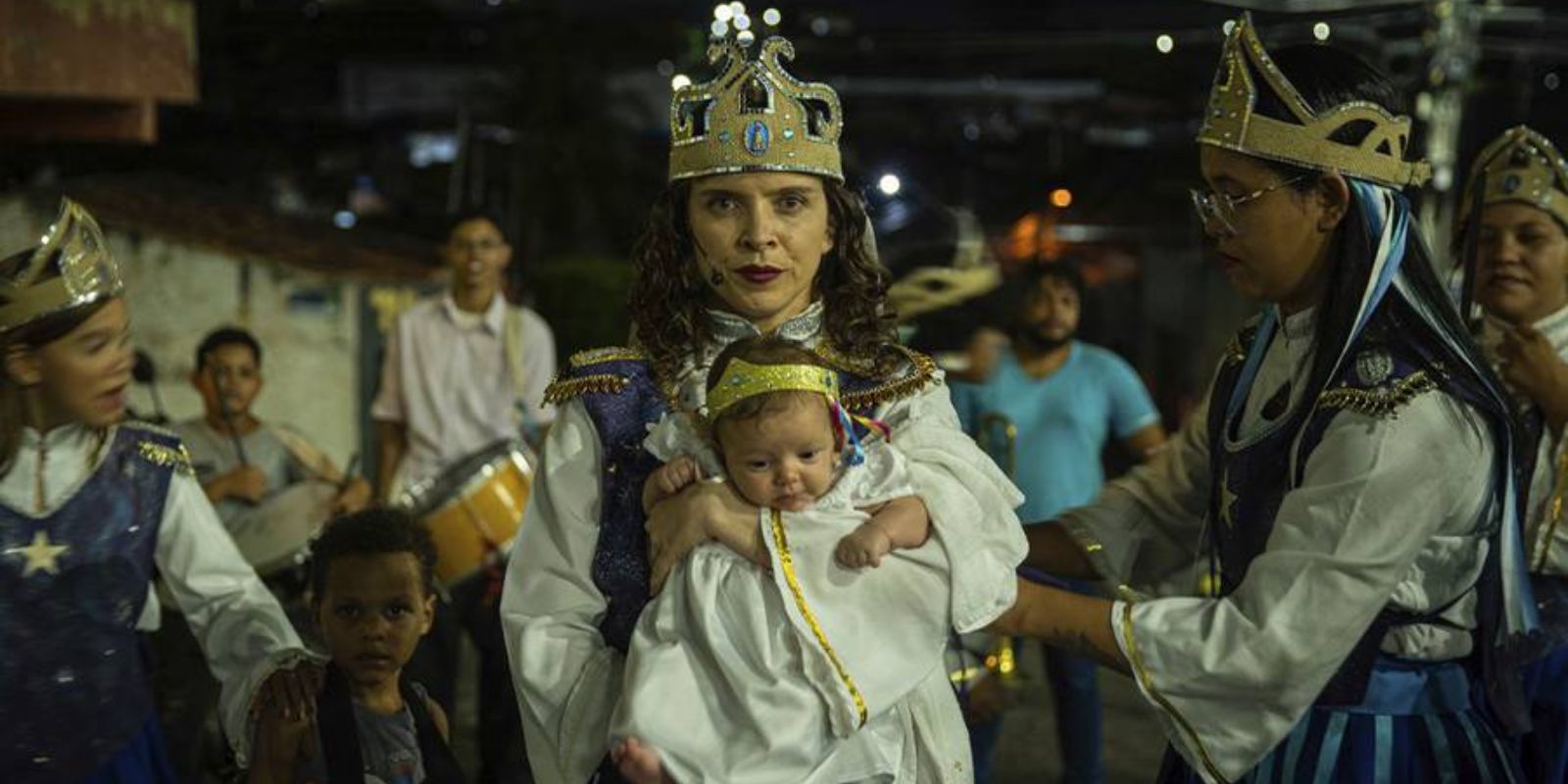 CARROÇA DE MAMULENGOS “A LINGUAGEM CÊNICA NA CULTURA POPULAR” com MARIA GOMIDE. Foto: reprodução Festival de Curitiba.