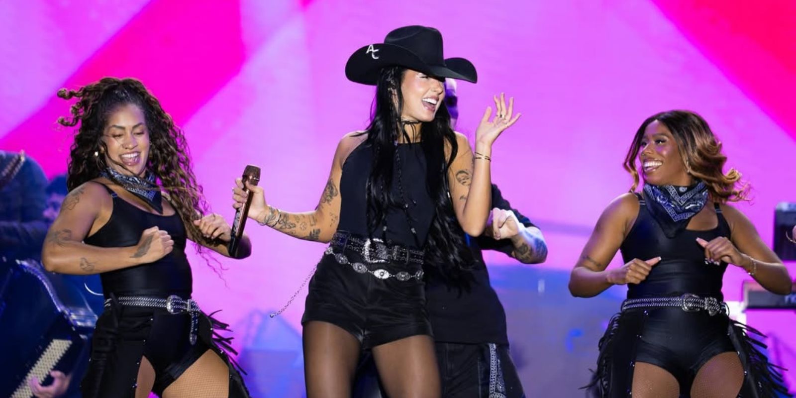 Ana Castela no Teatro Positivo. Foto: @framesdecria // @salvejorge.__