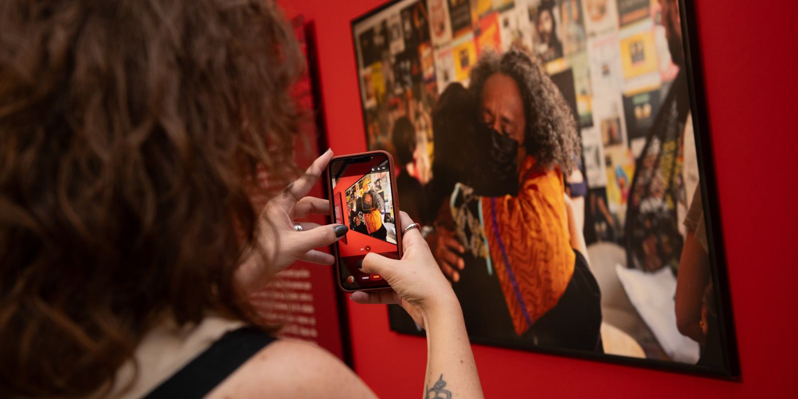 Exposição “Entreolhares Narrativas Visuais do Festival de Curitiba”. Foto: Edjane Madza.