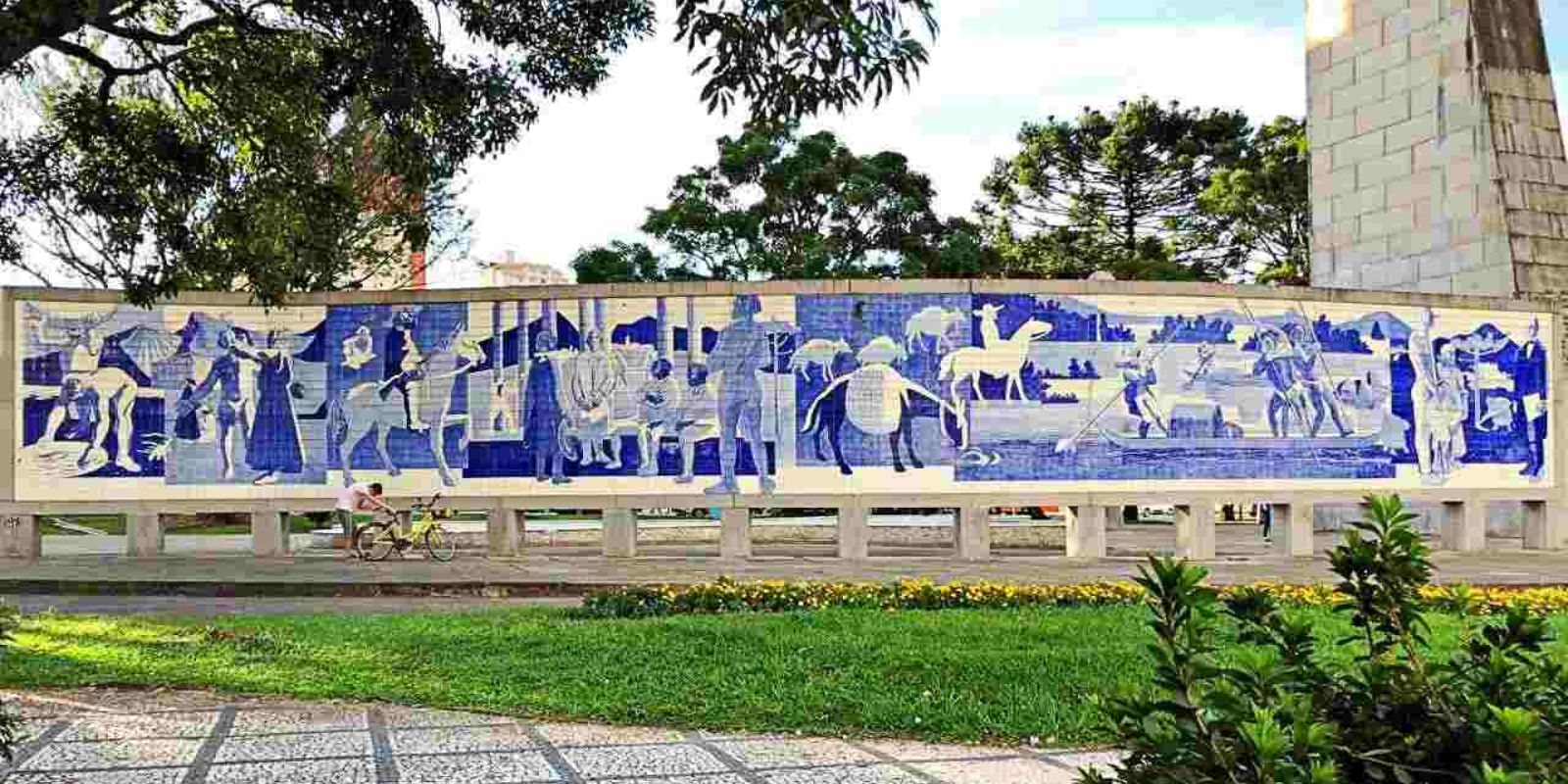 Painel Poty Lazzarotto na Praça 19 de Dezembro. Foto: divulgação.