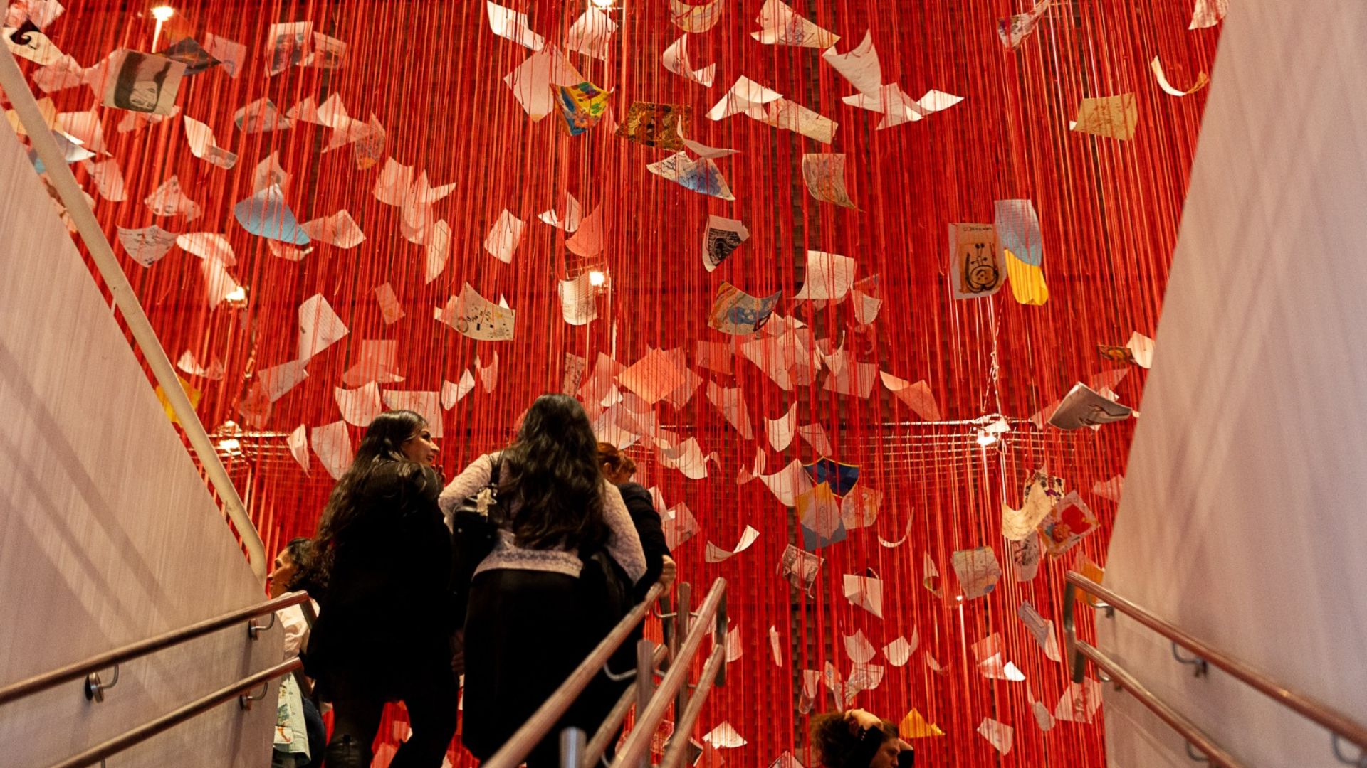 Chiharu Shiota na Bienal de Curitiba. Foto: Divulgação
