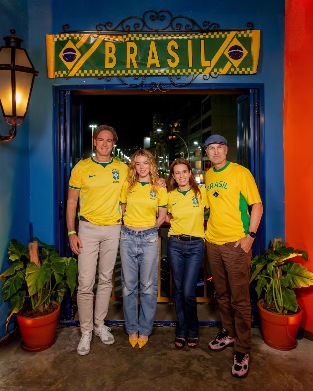 Elenco e equipe de 'Supergirl' chegam ao Brasil para divulgação do filme — Foto: Warner Bros. Pictures/Divulgação