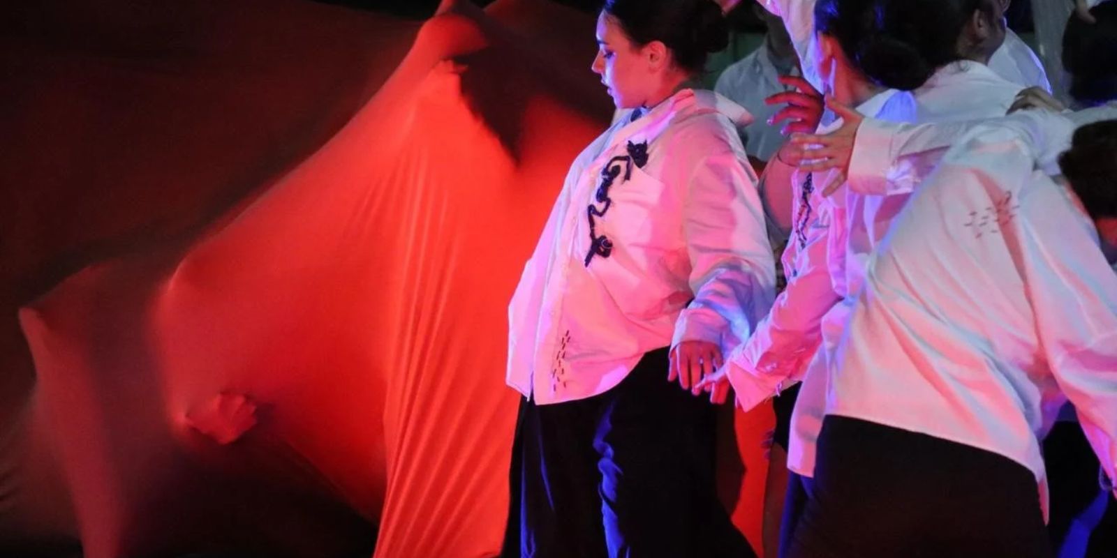 Dança contemporânea no Guairinha